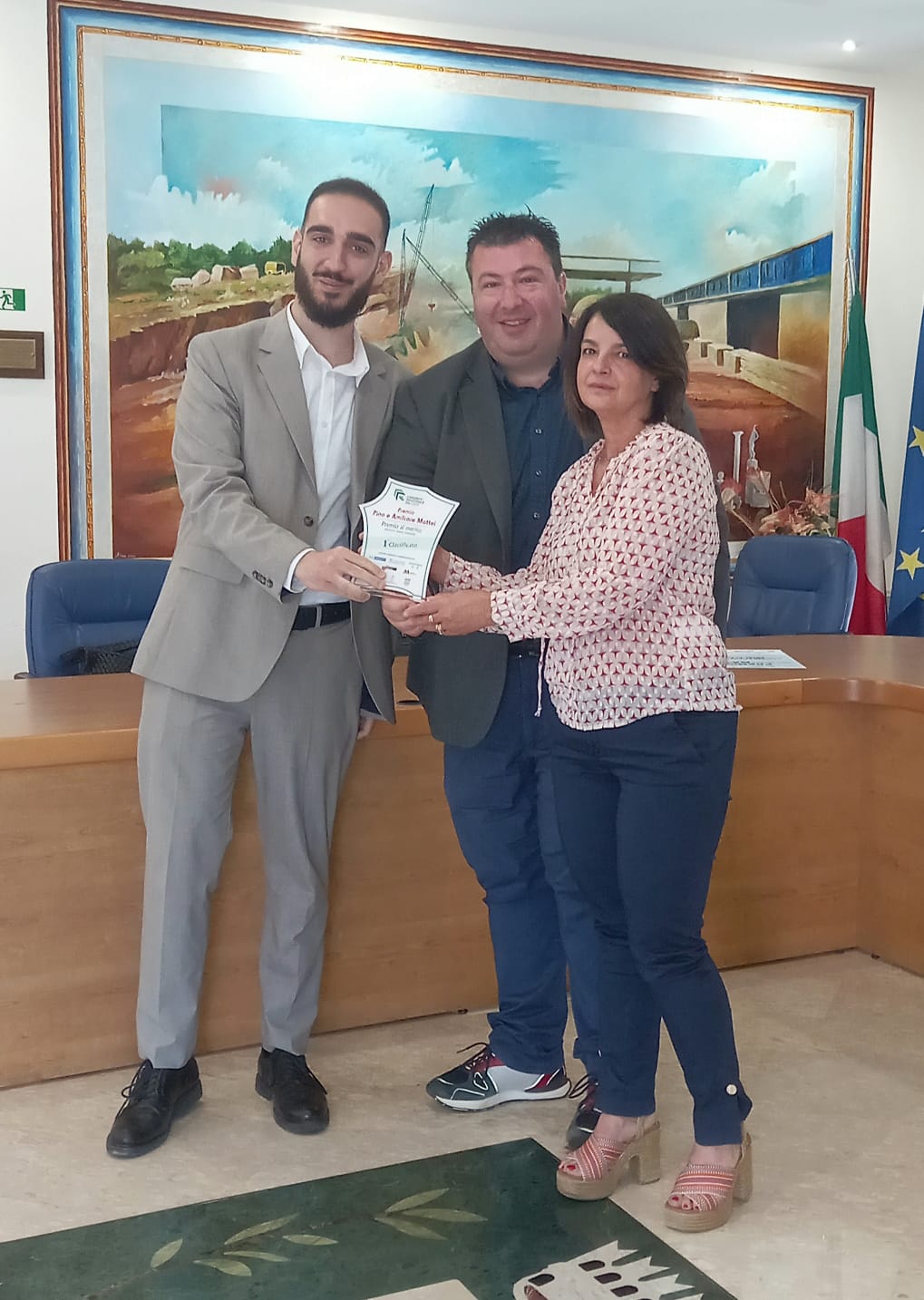 Carmine Lillo, vincitore del circuito Triennale, con il sindaco Costanzo e Graziella Mattei